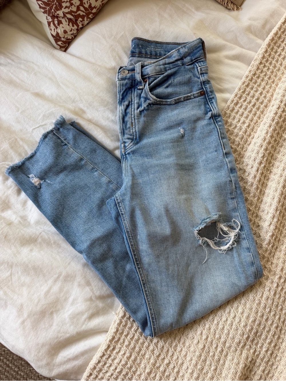 Old Navy Light Blue Distressed Extra High Waisted Straight Denim Jeans - Size 0